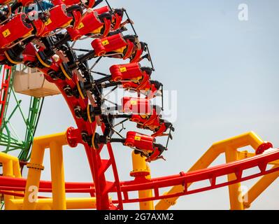 Besucher machen sich auf dem neuen Phoenix Roller Coaster im Wonder Wheel Park in Coney Island in Brooklyn in New York am langen Unabhängigkeitstag am Montag, dem 5. Juli 2021, dumm. (© Richard B. Levine) Stockfoto