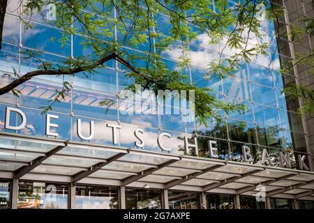 Das Deutsche Bank Center am Sonntag, den 4. Juli 2021 im Columbus Circle in New York. Es wird berichtet, dass der deutsche Kreditgeber in dem Komplex, der früher das Time Warner Center war, über 1 Million Quadratmeter übernimmt. (© Richard B. Levine) Stockfoto