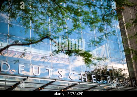 Das Deutsche Bank Center am Sonntag, den 4. Juli 2021 im Columbus Circle in New York. Es wird berichtet, dass der deutsche Kreditgeber in dem Komplex, der früher das Time Warner Center war, über 1 Million Quadratmeter übernimmt. (© Richard B. Levine) Stockfoto