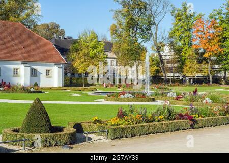 Deutschland, Nordrhein-Westfalen, Paderborn, Schloss Neuhaus, Auenpark, Schlosspark an der ehemaligen Reithalle. Städtische Galerie in der Reithalle Stockfoto