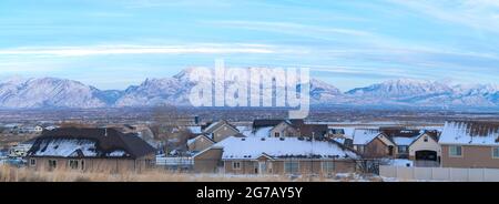 Häuser in einem Wohngebiet mit Mount Timpanogos, Wasatch Bergblick in Saratoga Springs, Utah Stockfoto