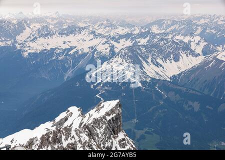 Blick vom Zugspitzgipfel auf die umliegende schneebedeckte Berglandschaft, Grainau, Oberbayern, Deutschland Stockfoto