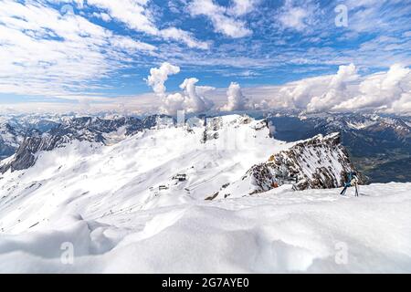 Blick vom Zugspitz-Gipfel auf Gletscher- und Berglandschaft im Schnee, Grainau, Oberbayern, Deutschland Stockfoto