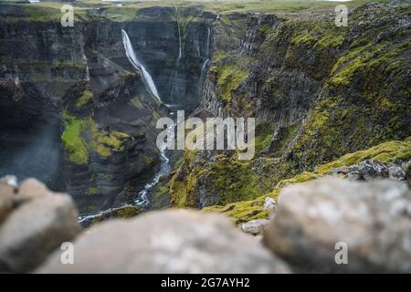 Granni Wasserfall in tiefe Schlucht gefallen. Beliebtes Touristenziel in Island. Schönheit der Natur Konzept Hintergrund. Stockfoto