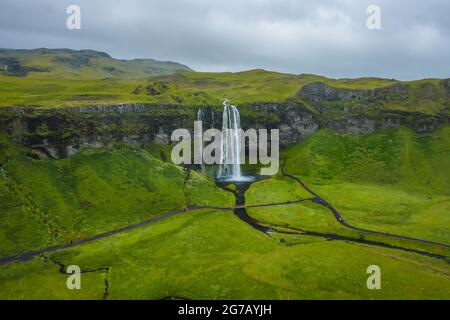 Luftaufnahme von Seljalandsfoss - den berühmtesten und bekanntesten Wasserfällen Islands. Stockfoto