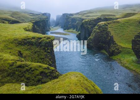 Luftaufnahme des Fjädrargljufur Volcanic Canyon Island bei trüben bewölkten Wetter Stockfoto