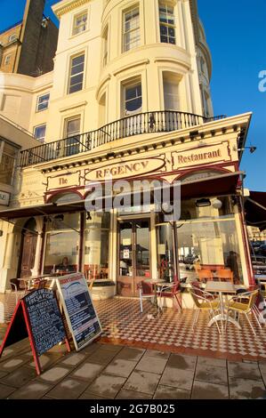 Das Regency Restaurant an der Ecke des Regency Square in Brighton. Georgianische Architektur und ein beliebtes Restaurant, in dem Fisch, Chips und Meeresfrüchte angeboten werden. Brighton & Hove, Sussex, England, Großbritannien Stockfoto