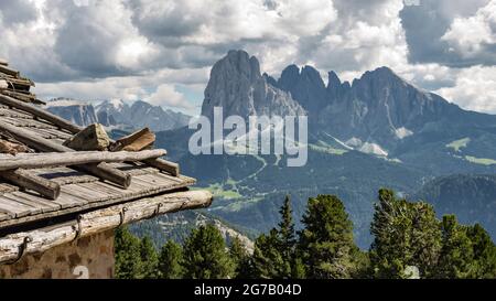 Berghütte mit Blick auf den Langkofel, Gröden, Italien Stockfoto