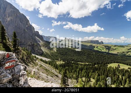 Weg 526 rund um den Langkofel, Gröden, Italien Stockfoto