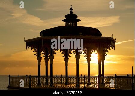 Brighton Musikpavillon bei Sonnenuntergang. Brighton, East Sussex, England Stockfoto