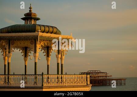 Brighton Bandstand bei Sonnenuntergang. Brighton, East Sussex, England. Der verfallene West Pier Beyond. Stockfoto