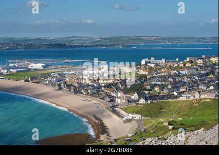 Der Strand von Kesil, der Hafen von Weymouth, Underhill, Fortuneswell und das Quiddles Cafe darunter. Isle of Portland, Dorset, England, Großbritannien. Stockfoto