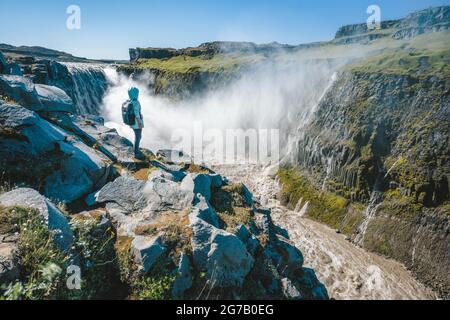 Frau auf der Klippe des Dettifoss mächtigster Wasserfall in Europa, Island Stockfoto