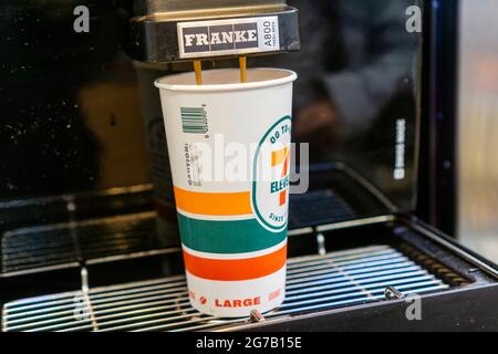 Ein Kunde wählt am Samstag, den 3. Juli 2021, in einem 7-Eleven in New York die neuen, verbesserten Kaffeeangebote aus. 7-Eleven hat kürzlich eine Fernsehkampagne gestartet, die sich an die Jugendkultur richtet. (© Richard B. Levine) Stockfoto