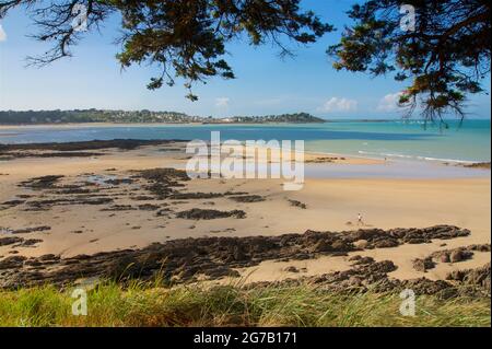 Blick über den weitläufigen Sandstrand in Locquirec bei Ebbe, Bretagne, Frankreich Stockfoto