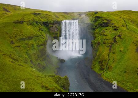 Island. Luftaufnahme des Skogafoss Wasserfalls. Landschaft in Island aus der Luft. Berühmter Ort in Island. Landschaft von Drohne. Reisekonzept Stockfoto