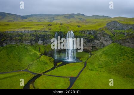 Luftaufnahme von Seljalandsfoss - den berühmtesten und bekanntesten Wasserfällen Islands. Stockfoto