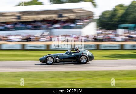 1958 BRM Type 25 wurde am 9. Juli 2021 beim Goodwood Festival of Speed 2021 im Goodwood House, West Sussex, von Charles McCabe angetreten und gefahren. Foto von Phil Hutchinson. Nur zur redaktionellen Verwendung, Lizenz für kommerzielle Nutzung erforderlich. Keine Verwendung bei Wetten, Spielen oder Veröffentlichungen einzelner Clubs/Vereine/Spieler. Kredit: UK Sports Pics Ltd/Alamy Live Nachrichten Stockfoto