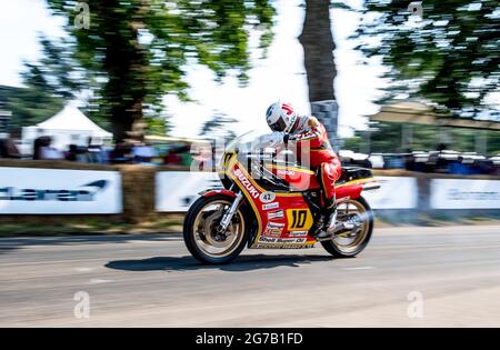 1974 Suzuki RG500 treten am 9. Juli 2021 mit Nigel Everett und Paul Smart beim Goodwood Festival of Speed 2021 im Goodwood House, West Sussex, an. Foto von Phil Hutchinson. Nur zur redaktionellen Verwendung, Lizenz für kommerzielle Nutzung erforderlich. Keine Verwendung bei Wetten, Spielen oder Veröffentlichungen einzelner Clubs/Vereine/Spieler. Kredit: UK Sports Pics Ltd/Alamy Live Nachrichten Stockfoto