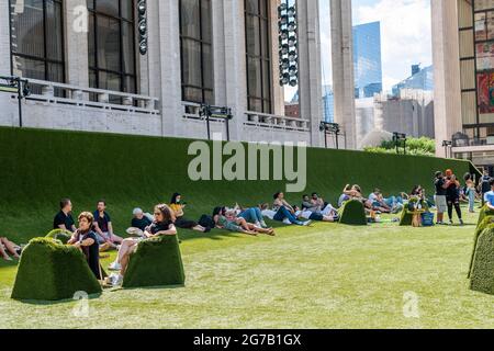 Besucher genießen „The Green“ am Sonntag, den 4. Juli 2021, auf der Josie Robertson Plaza im Lincoln Center in New York. Als Teil der Restart Stages des Zentrums wurde das plaza von der Bühnenbildnerin Mimi Lien umgestaltet, um die Wiedereröffnung der Stadt zu feiern. (© Richard B. Levine) Stockfoto