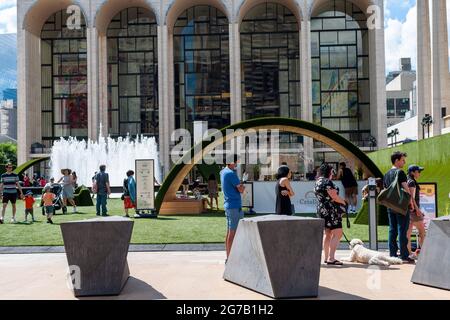 Besucher genießen „The Green“ am Sonntag, den 4. Juli 2021, auf der Josie Robertson Plaza im Lincoln Center in New York. Als Teil der Restart Stages des Zentrums wurde das plaza von der Bühnenbildnerin Mimi Lien umgestaltet, um die Wiedereröffnung der Stadt zu feiern. (© Richard B. Levine) Stockfoto