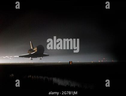 Space Shuttle Endeavour Touchdown STS-123. Während die Nacht auf das Kennedy Space Center der NASA fällt, ist das Space Shuttle Endeavour nur wenige Minuten von der Landung auf der Start- und Landebahn 15 der Shuttle Landing Facility entfernt, um die Mission STS-123, einen 16-tägigen Flug zur Internationalen Raumstation, zu beenden. Die Mission erreichte fast 6.6 Millionen Meilen.die Landung war die zweite Gelegenheit, nachdem die erste aufgrund des instabilen Wetters im Kennedy Space Center abgewinkt wurde. Eine einzigartige optimierte und verbesserte Version eines NASA-Bildes/Mandatotys: NASA Stockfoto