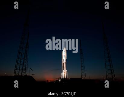 Am Abend vor dem geplanten Start im Space Launch Complex 41, Cape Canaveral Air Force Station, Florida, wird eine ATLAS V-Rakete mit der Nutzlast der Juno-Raumsonde der NASA gesehen. 4. August 2011. Die Juno-Sonde wird eine 5-jährige, 400 Millionen Meilen lange Reise zum Jupiter Unternehmen, den Planeten umkreisen, seinen Ursprung und seine Entwicklung untersuchen, Wasser und Ammoniak in seiner Atmosphäre messen, sein starkes Magnetfeld kartieren und seine intensiven Auroren beobachten. Eine einzigartige, optimierte und digital verbesserte Version eines NASA-Bildes vom Senior NASA-Fotografen Bill Ingalis / Credit NASA Stockfoto