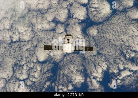 SpaceX CRS-3 Drache, während er sich der Internationalen Raumstation (ISS) nähert. Fotografiert von den Crew-Mitgliedern der Expedition 39 an Bord des orbitalen Außenpostens. Die Raumsonde wurde von der Raumstation erfasst und nach der Ankunft am 30. April 2014 erfolgreich vertäut. Eine optimierte und verbesserte Version eines NASA-Bildes / Credit NASA