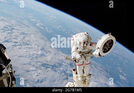 Der Astronaut Franklin R. Chang-Diaz arbeitet mit einem Greifer während der Extravehicular-Aktivität (EVA), um Arbeiten auf der Internationalen Raumstation (ISS) durchzuführen. Der erste Weltraumspass der Mission STS-111 begann mit der Installation einer Power and Data Greifvorrichtung (PDGF) für den Roboterarm der Station auf dem P6-Traversen des Komplexes. Der PDGF ermöglicht es dem Roboterarm, das P6-Traversen für zukünftige Montagearbeiten an der Station zu greifen. Eine einzigartige optimierte und verbesserte Version eines NASA-Bildes / Credit NASA. Stockfoto