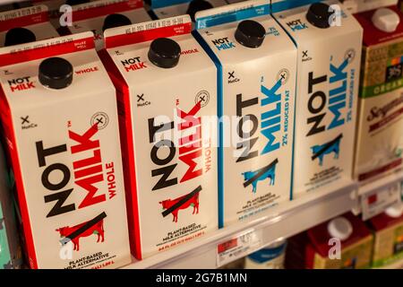 Am Sonntag, den 4. Juli 2021, befindet sich ein pflanzenbasiertes Getränk der Marke NotMIlk in einem Kühlraum in einem Supermarkt in New York. NotMilk ist eine Mischung aus pflanzlichen Inhaltsstoffen einschließlich Erbsenprotein. (© Richard B. Levine) Stockfoto