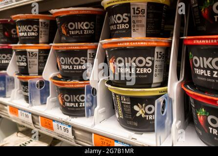 Am Dienstag, den 6. Juli 2021, werden in einem Supermarktregal in New York Behälter von Dannons griechischem Joghurt der Marke Oikos gesehen. Es wird berichtet, dass Danone North America den Joghurt neu aufstellt und umformuliert. (© Richard B. Levine) Stockfoto