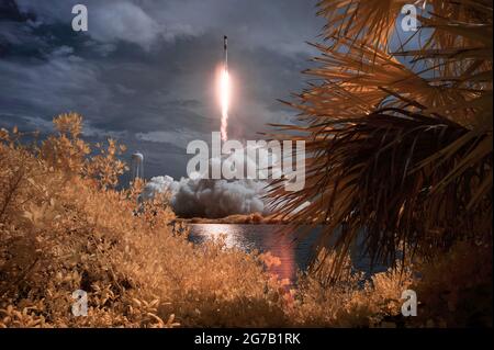 Eine SpaceX Falcon 9-Rakete, die die Raumsonde Crew Dragon trägt, wird in dieser falschen Infrarotstrahlung gesehen, während sie auf der NASA-Mission SpaceX Demo-2 zur Internationalen Raumstation gestartet wird. 30. Mai 2020, im Kennedy Space Center der NASA, Florida, Eine einzigartige, optimierte und digital verbesserte Version eines NASA-Bildes vom Senior NASA-Fotografen Bill Ingalis / Credit NASA Stockfoto