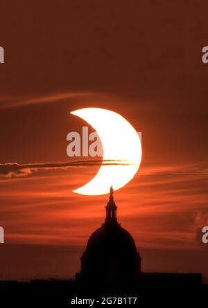 Die partielle Sonnenfinsternis vom 10. Juni 2021 wird über dem US-Kapitolgebäude in Washington DC gesehen, wie aus Arlington, Virginia, USA, EINE einzigartige, optimierte und digital verbesserte Version eines NASA-Bildes vom Senior NASA-Fotografen Bill Ingalis / Credit NASA gesehen wird Stockfoto