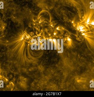 Sonnenfleckaktivität. Das Solar Dynamics Observatory (SDO) hat dieses dramatische Bild des Sonnenflecks 1302 am 28. September 2011 mit der Advanced Imaging Assembly (AIA) aufgenommen. AIA nimmt Bilder in 10 verschiedenen Lichtwellenlängen auf. Dieser ist in 171 Angström dargestellt, die auf SDO-Bildern normalerweise gelb eingefärbt sind. Die dünnen, flüstigen Linien werden koronale Schleifen genannt und sie bestehen aus heißem solarem Material – geladenen Partikeln, die Plasma genannt werden –, die sich um unsichtbare Magnetfelder sammeln, die von der Sonne abschlingen. Eine optimierte und digital verbesserte Version eines NASA-Bildes / Credit NASA / Solar Dynamics Observatory Stockfoto