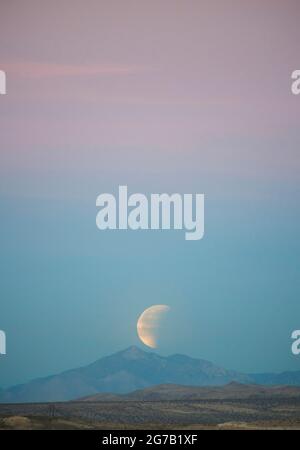 Eine „Super Blue Blood Moon“-Sonnenfinsternis, fotografiert im kalifornischen Trona Pinnacles Desert National Conservation, USA. 31. Januar 2017 Ein Supermond tritt auf, wenn der Mond in seiner Umlaufbahn näher an der Erde ist als gewöhnlich. Als zweiter Vollmond des Monats wird dieser Mond auch allgemein als blauer Mond bezeichnet, eine optimierte und digital verbesserte Version eines NASA-Bildes von NASA-Fotograf Lauren Hughes/ Credit NASA Stockfoto
