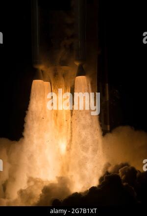 Eine United Launch Alliance ATLAS V Rakete mit dem Mars 2020 Perseverance Rover der NASA startet vom Space Launch Complex 41, 30. Juli 2020, Cape Canaveral Air Force Station, Florida. Der Perseverance Rover ist Teil des Mars Exploration Program der NASA, einem langfristigen Projekt zur robotischen Erkundung des Planeten. Eine einzigartige, optimierte und digital verbesserte Version eines NASA-Bildes von J Kowsky/ Credit NASA Stockfoto