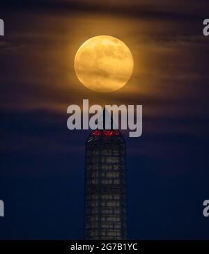 Hinter dem Washington Monument erhebt sich ein „Supermond“, 23. Juni 2013. Washington D.C., USA. Während der Perigee am 23. Juni war der Mond etwa 221,824 Meilen entfernt, verglichen mit den 252,581 Meilen, die er in seiner weitesten Entfernung von der Erde (Apogee) ist, einer optimierten und digital verbesserten Version eines NASA-Bildes vom Senior NASA-Fotografen Bill Ingalis / Credit NASA Stockfoto