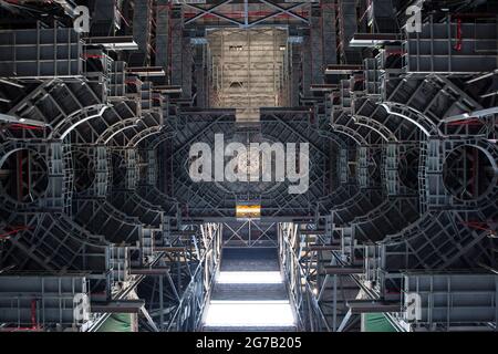 Die Ansicht, die Mitglieder des Engineering Management Board der NASA hatten, als sie die High Bay 3 des Vehicle Assembly Building im Kennedy Space Center in Florida aufsuchten. Die Plattformen in High Bay 3 wurden entwickelt, um das Weltraumstartsystem der NASA und das Raumschiff Orion zu umgeben und den Zugang zu ermöglichen. Der Engineering Management Board besichtigte integrale Bereiche von Kennedy, um der agenturweiten Gruppe zu helfen, ihr Ziel der Vereinheitlichung der Ingenieurarbeit in der gesamten NASA zu erreichen. Eine optimierte und digital verbesserte Version eines NASA-Bildes vom NASA-Fotografen Bill White/ Credit NASA Stockfoto