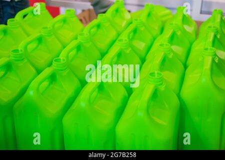 Viele leere grüne Plastikkanister Stockfoto