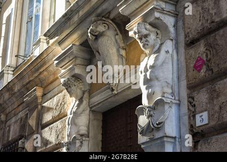 Zwei Telamone an der Seite der Eingangstür des Palastes Lercari Parodi (1571), eines Rolli-Palastes (UNESCO-Weltkulturerbe), Genua, Ligurien, Italien Stockfoto