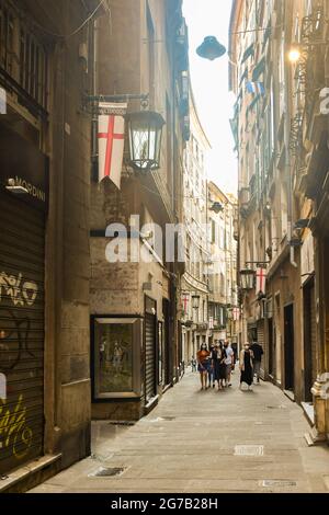 Blick auf die Via Luccoli, eine schmale Gasse im historischen Zentrum von Genua, mit Menschen im Sommer, Ligurien, Italien Stockfoto