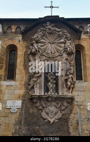 Nahaufnahme des Votivschreins im Barockstil (18. jh.) auf einer Seite der Kirche San Donato (12. jh.) in der Altstadt von Genua, Ligurien, Italien Stockfoto