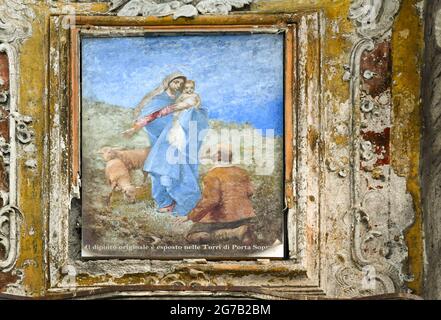 Votivschrein unserer Lieben Frau von der Garde am mittelalterlichen Stadttor von Porta Soprana oder Porta di Sant'Andrea, Genua, Ligurien, Italien Stockfoto