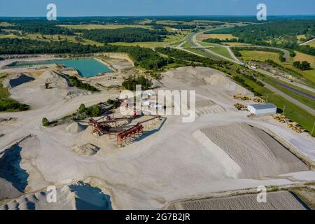 Luftpanorama Ansicht von offenen Steinbrüchen Bergbau Mine Extraktion mit Arbeit von Maschinen Ausrüstung Stockfoto