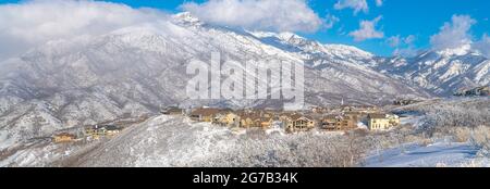 Die Stadt liegt am Berghang von Draper, Utah, mit Blick auf den Mount Timpanogos Stockfoto