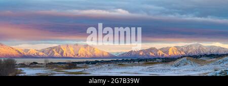 Wunderschöne Aussicht auf die Berge des Mount Timpanogos Wasatch in Saratoga Springs, Utah Stockfoto