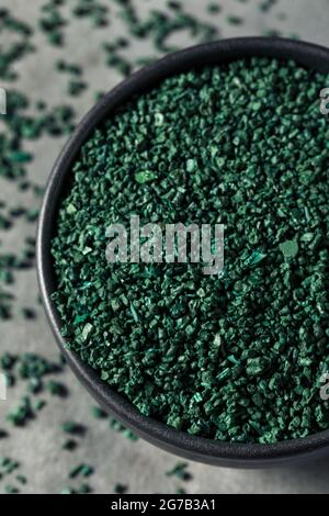 RAW Green Spirulina aus kontrolliert biologischem Anbau in einer Schüssel für die Gesundheit Stockfoto