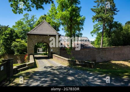 Deutschland, Erkrath, Erkrath-Unterfeldhaus, Bergisches Land, Niederbergisches Land, Niederberg, Rheinland, Nordrhein-Westfalen, Haus Unterbach, ehemaliges Herrenhaus, Wasserburg, Torturm Stockfoto