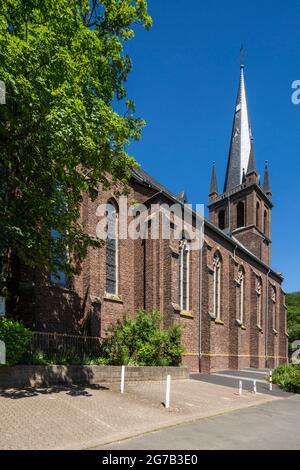 Deutschland, Erkrath, Erkrath-Hochdahl, Hochdahl-Trills, Bergisches Land, Niederbergisches Land, Niederberg, Rheinland, Nordrhein-Westfalen, Katholische Kirche Sankt Franziskus, Backsteinkirche Stockfoto