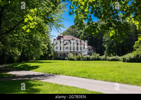Deutschland, Erkrath, Erkrath-Hochdahl, Bergisches Land, Niederbergisches Land, Niederberg, Rheinland, Nordrhein-Westfalen, Villa Bayer mit Park, Unternehmervilla von Friedrich Bayer, ehemals Falkenberg-Haus, Bayer-Park, Wiese Stockfoto